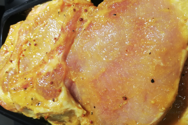 Стейк из свинины в маринаде «Медово-горчичный» (горчица, лимон, куркума, черный перец, чеснок, лук)